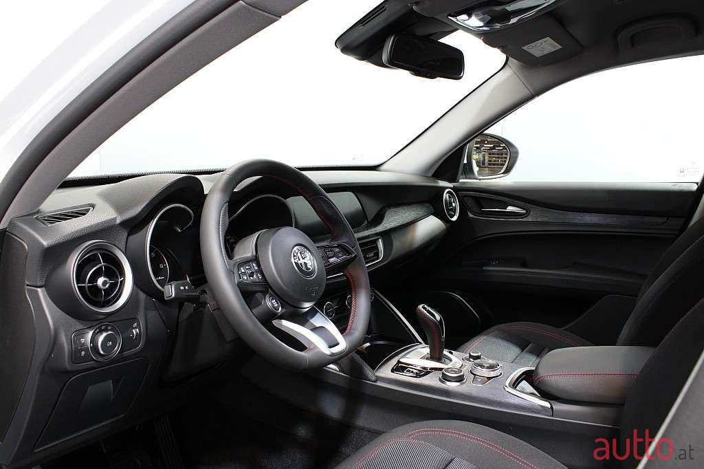 2022' Alfa Romeo Stelvio photo #5