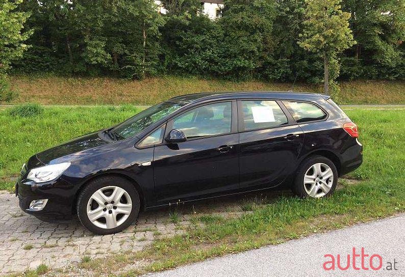 2011' Opel Astra photo #1