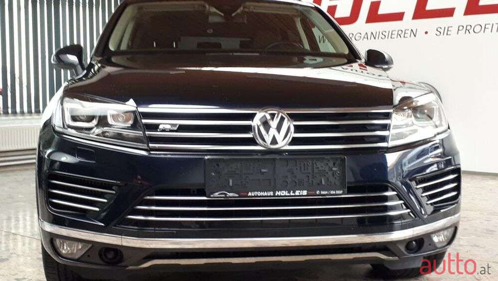 2015' Volkswagen Touareg photo #5