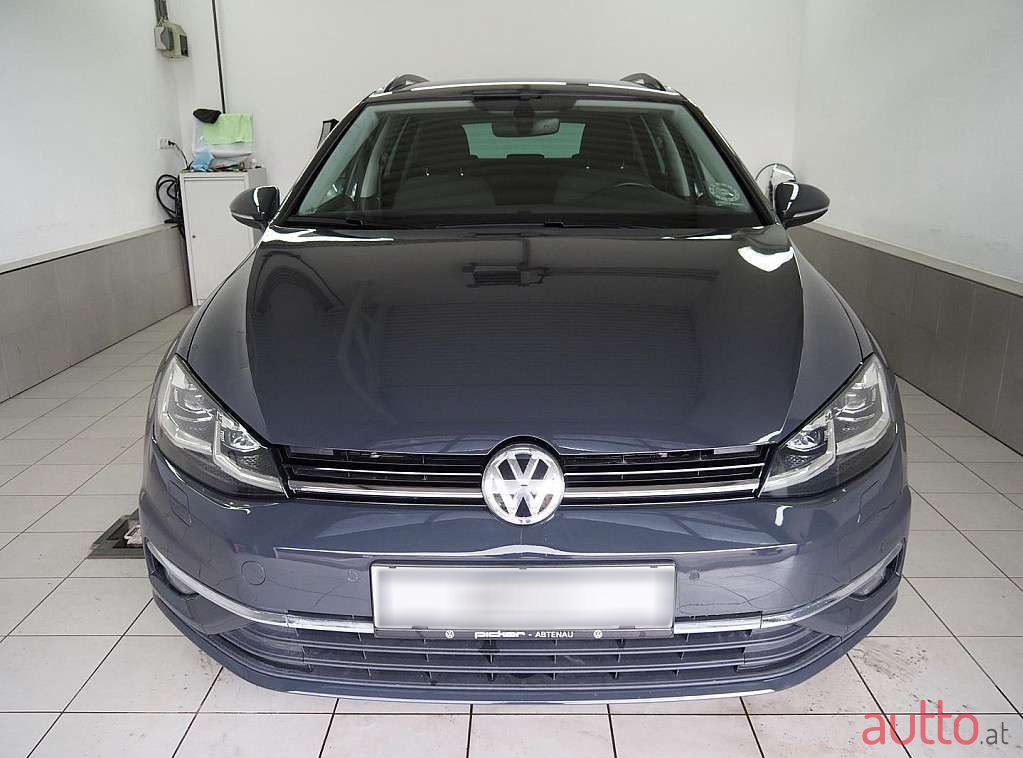 2017' Volkswagen Golf photo #2