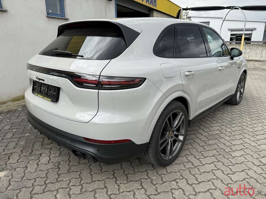 2021' Porsche Cayenne photo #2