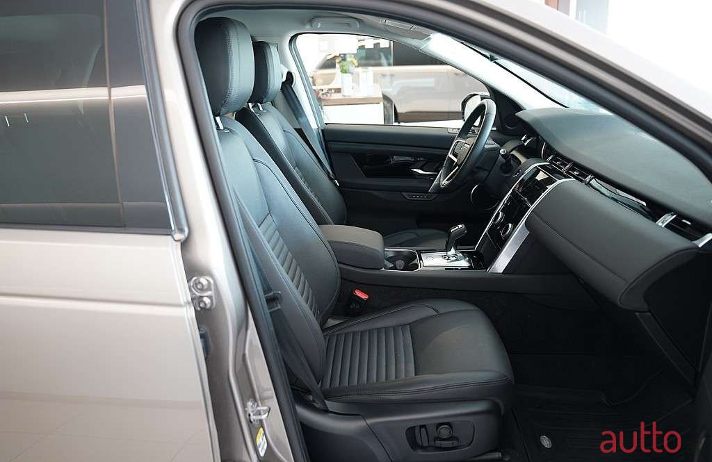 2023' Land Rover Discovery Sport photo #4