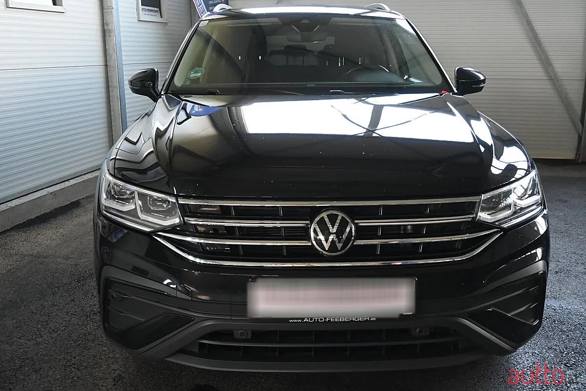 2023' Volkswagen Tiguan photo #2