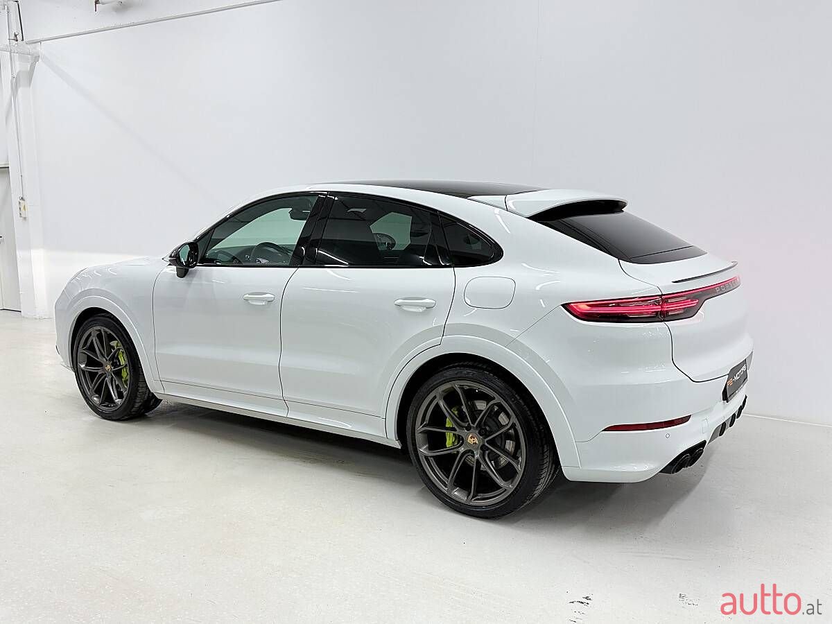 2020' Porsche Cayenne photo #2