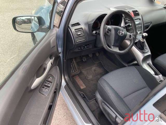 2011' Toyota Auris photo #4