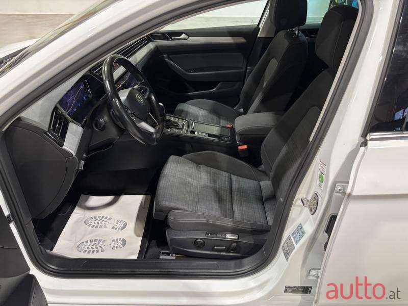 2021' Volkswagen Passat photo #2