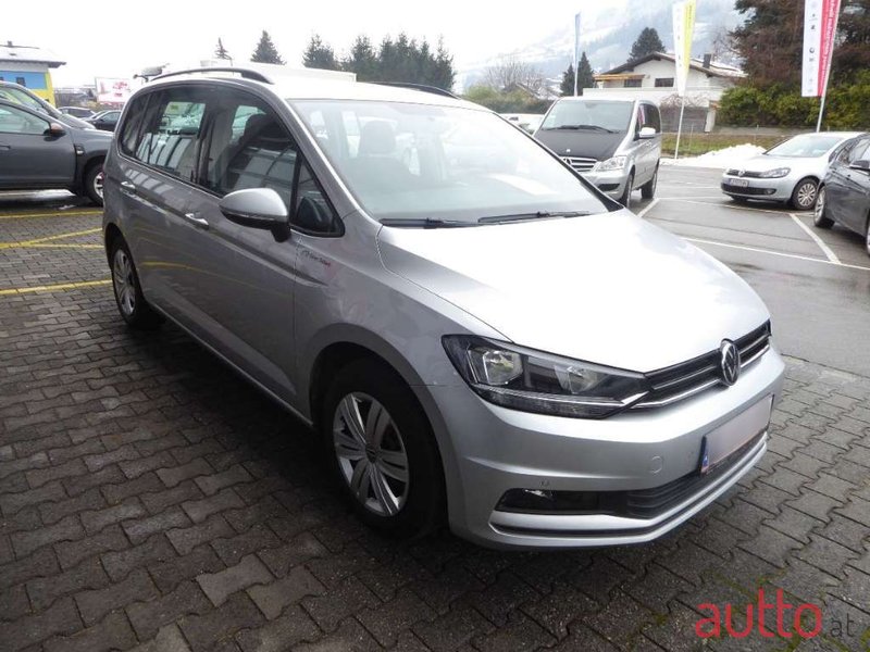 2021' Volkswagen Touran photo #2