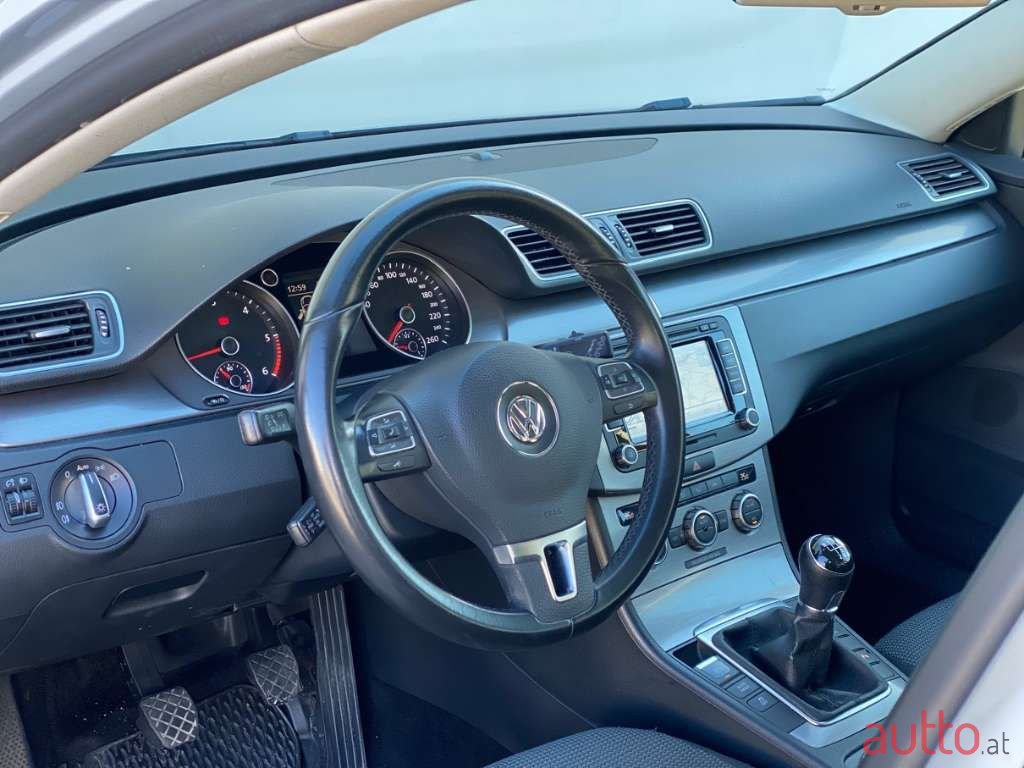 2013' Volkswagen Passat photo #5