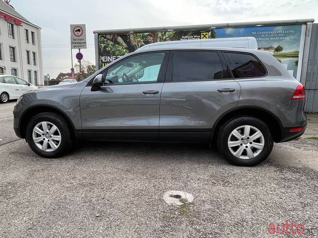 2016' Volkswagen Touareg photo #4