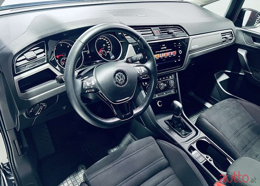 2019' Volkswagen Touran photo #5