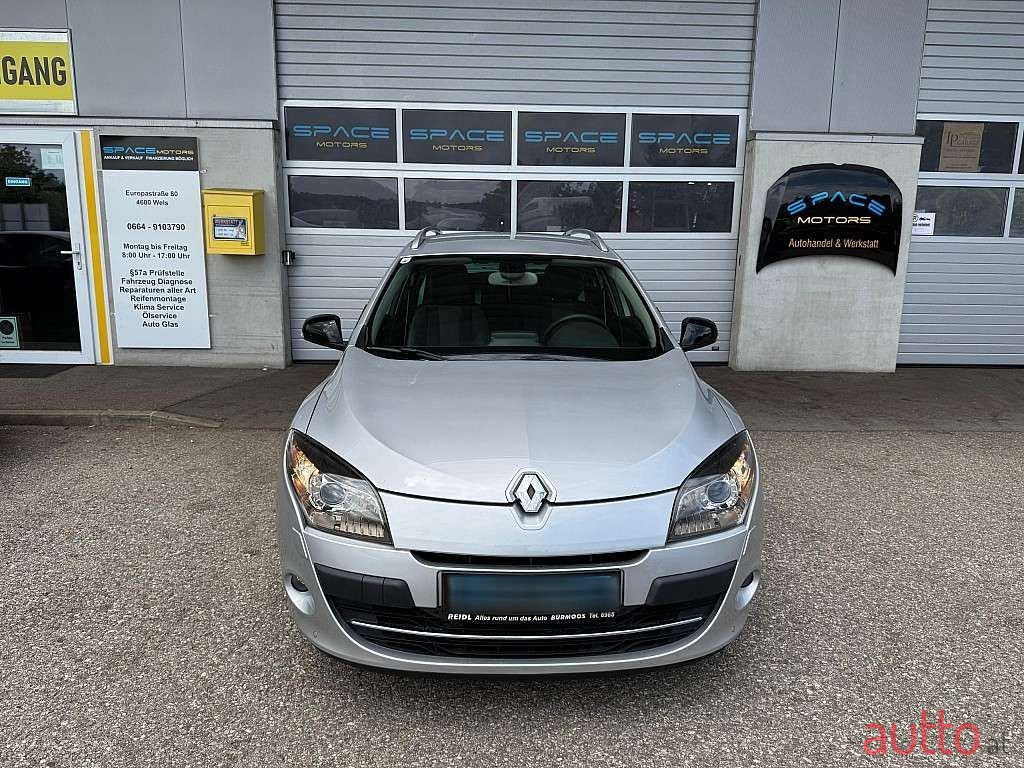 2011' Renault Megane photo #2