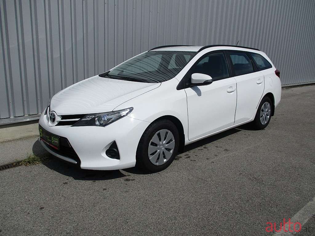 2013' Toyota Auris photo #1