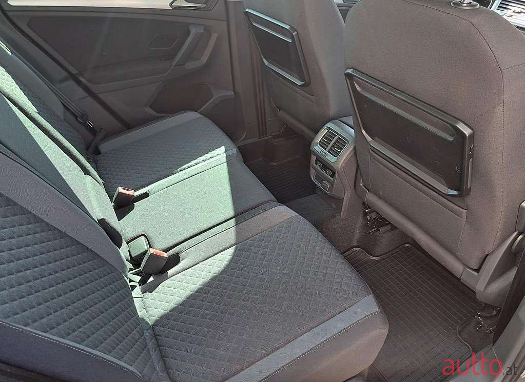 2017' Volkswagen Tiguan photo #6