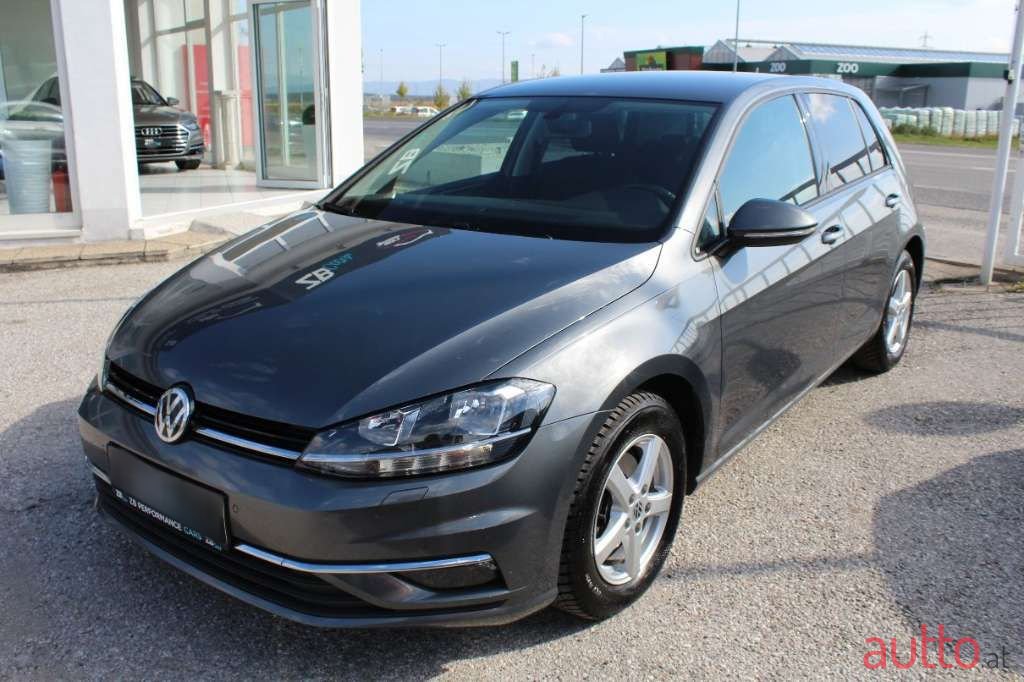 2017' Volkswagen Golf photo #2