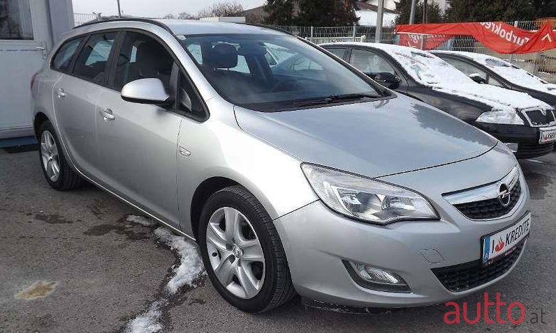 2011' Opel Astra photo #1