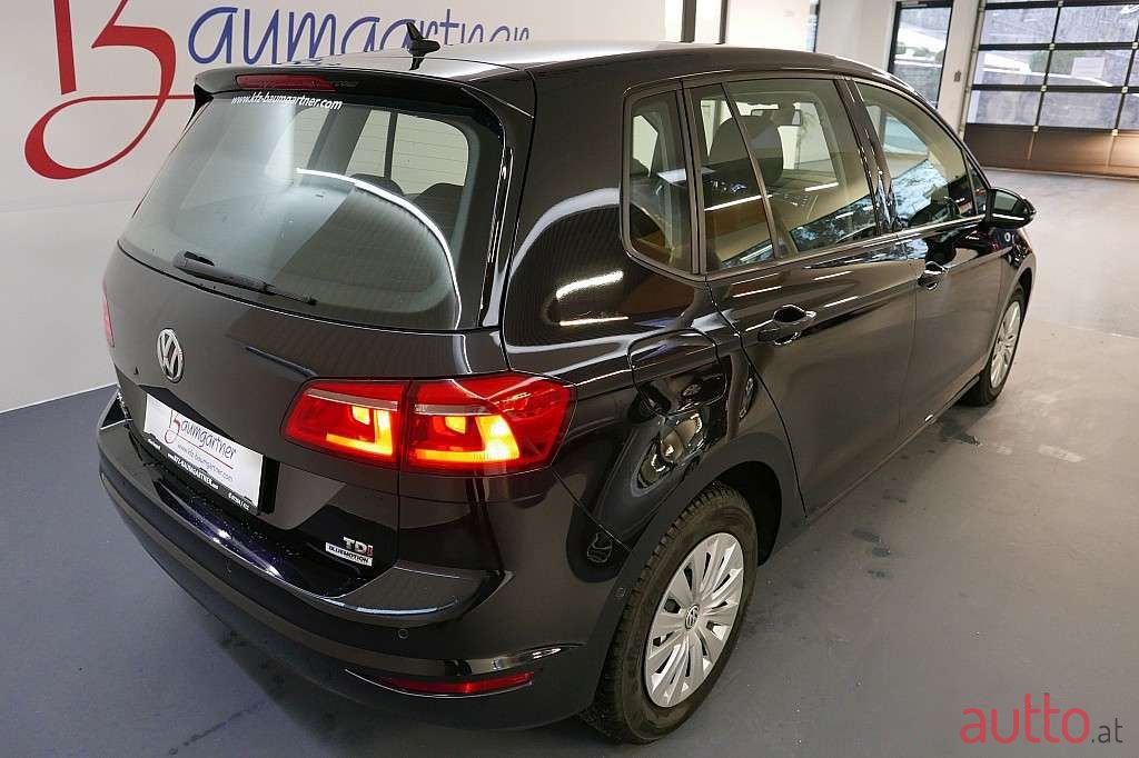 2016' Volkswagen Golf photo #4