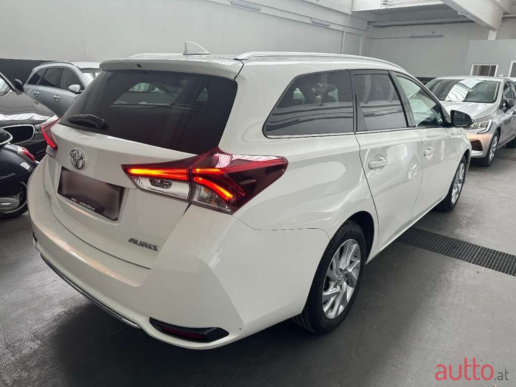 2017' Toyota Auris photo #4