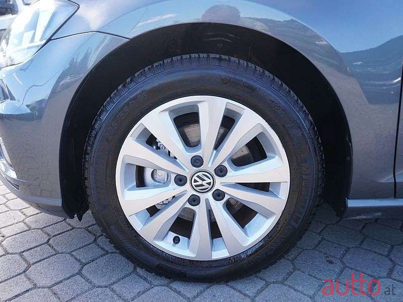 2019' Volkswagen Golf photo #5