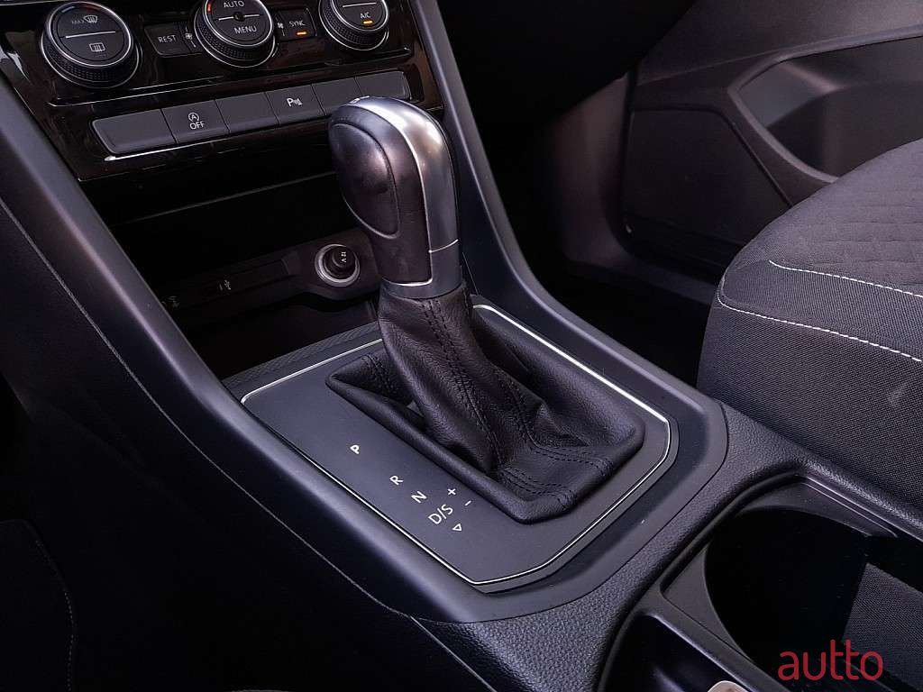 2019' Volkswagen Touran photo #4