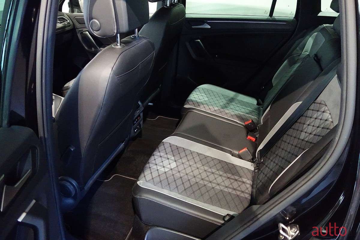 2021' Volkswagen Tiguan photo #4