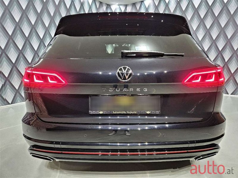 2022' Volkswagen Touareg photo #6