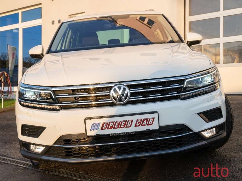 2020' Volkswagen Tiguan photo #2