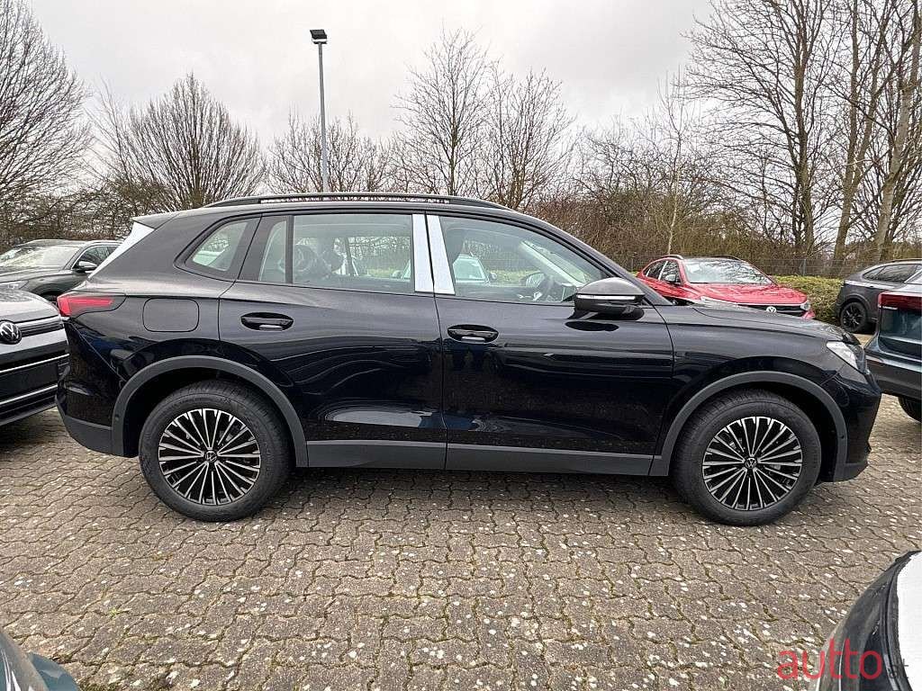 2024' Volkswagen Tiguan photo #5