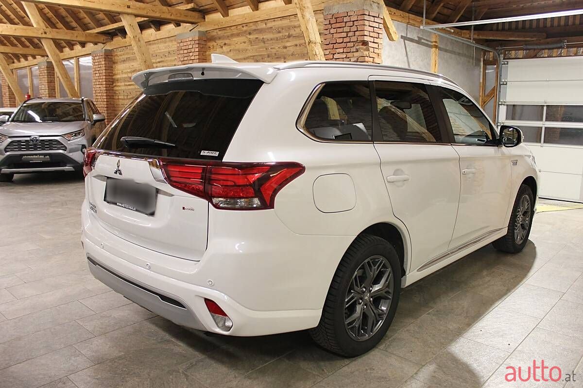 2020' Mitsubishi Outlander photo #5