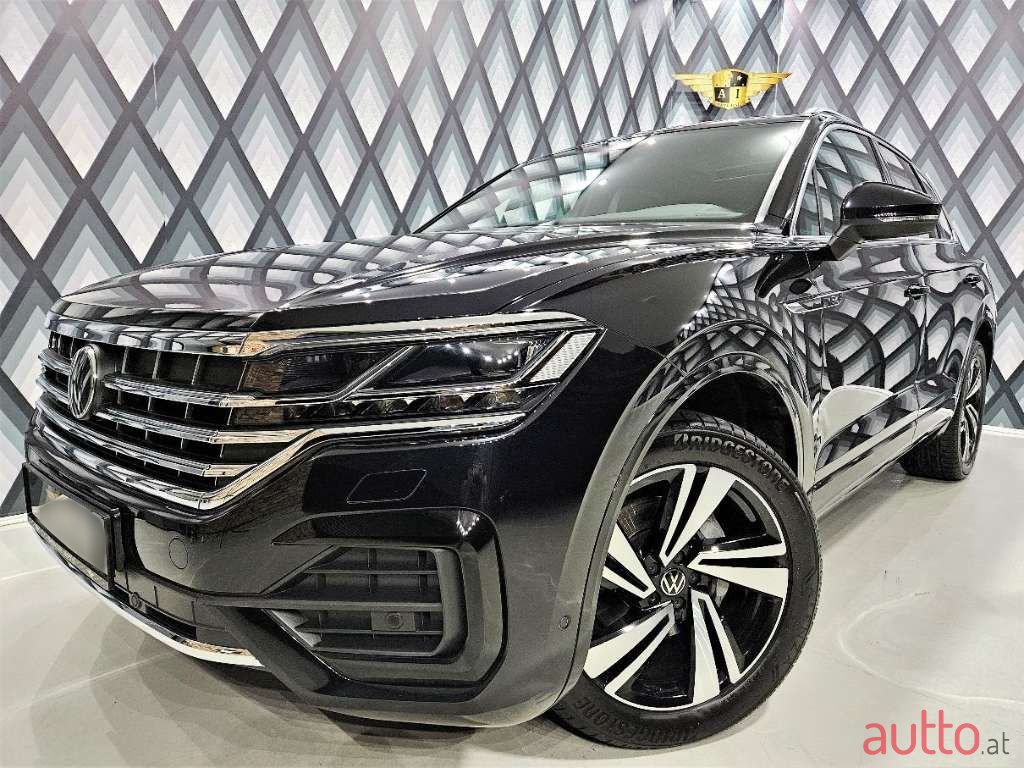 2022' Volkswagen Touareg photo #2