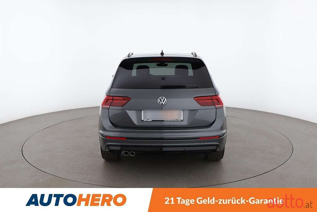 2019' Volkswagen Tiguan photo #4