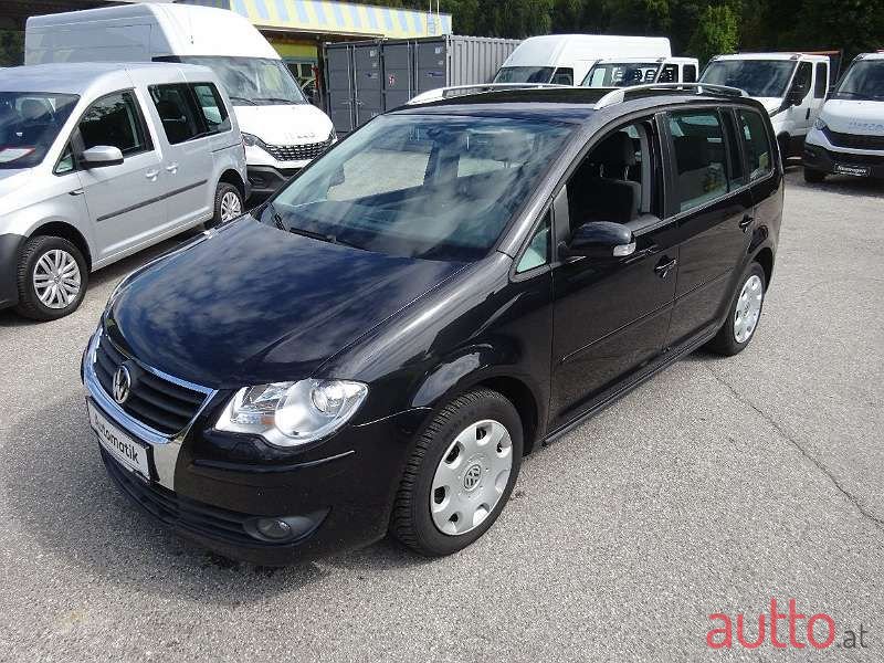 2009' Volkswagen Touran photo #1
