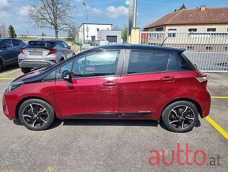 2017' Toyota Yaris photo #3