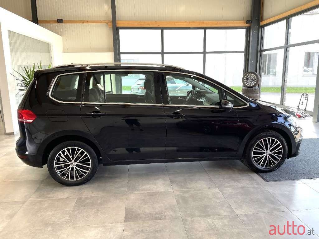 2019' Volkswagen Touran photo #2