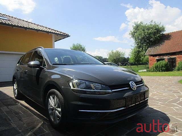 2019' Volkswagen Golf photo #2