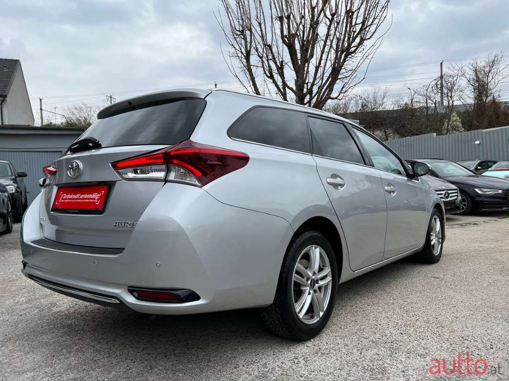 2015' Toyota Auris photo #3