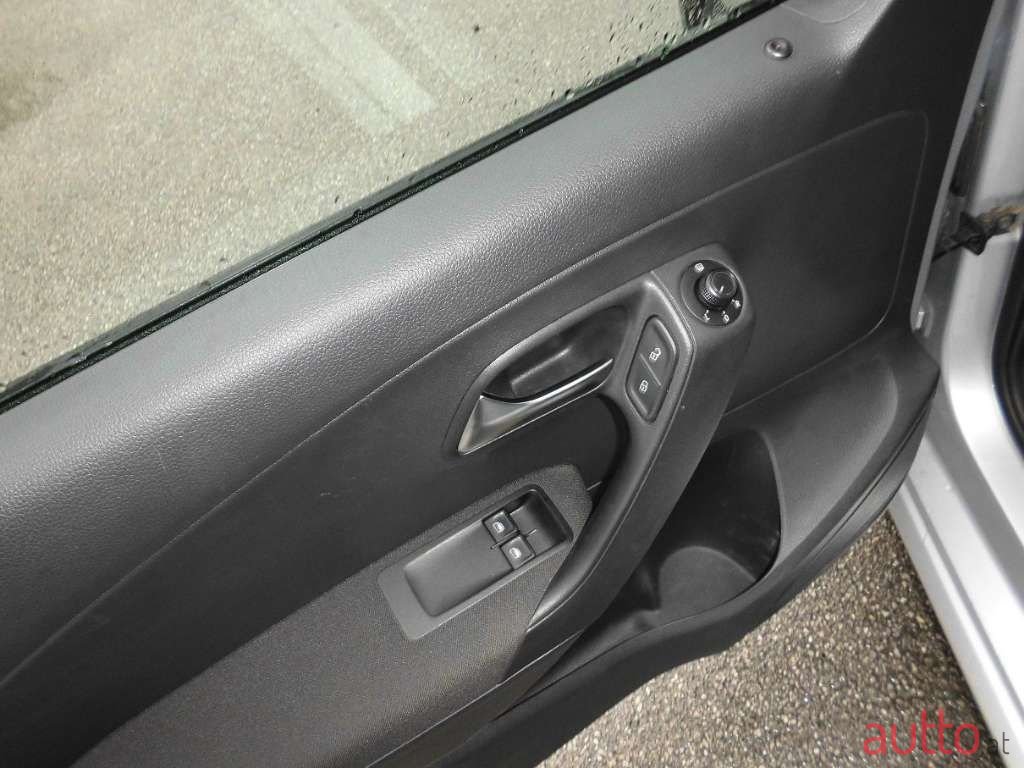 2016' Volkswagen Polo photo #6