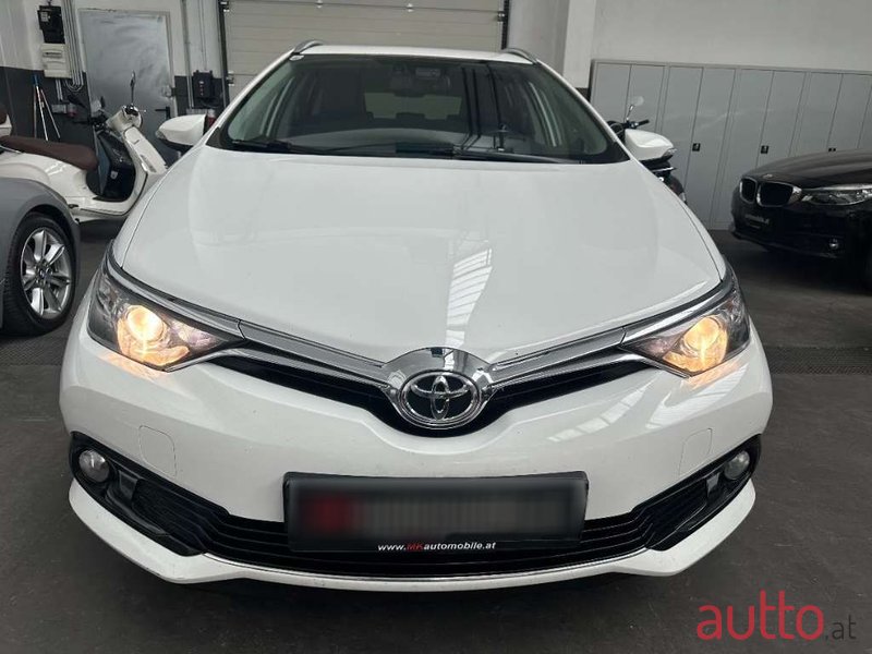 2017' Toyota Auris photo #2