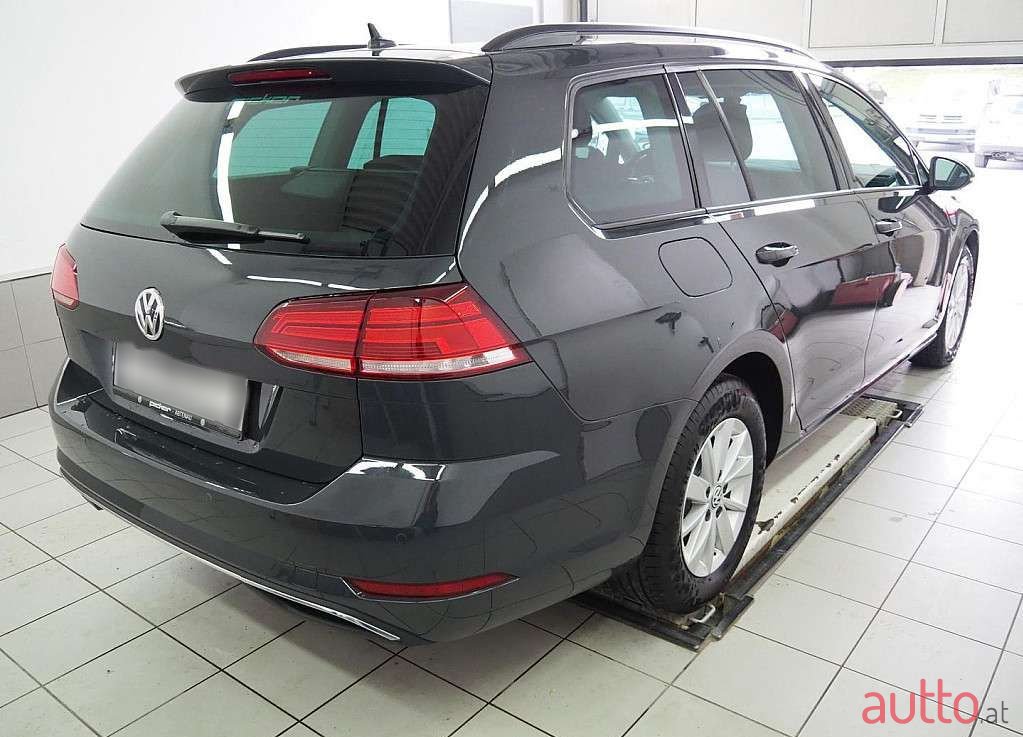 2017' Volkswagen Golf photo #6