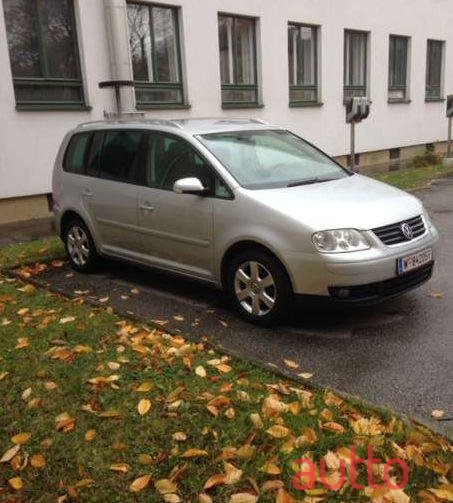 2004' Volkswagen Touran photo #2