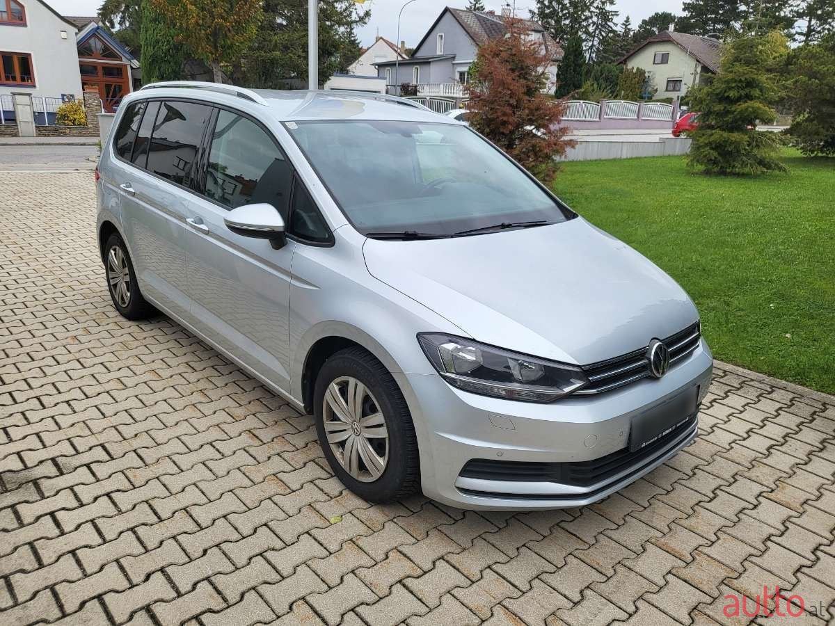 2017' Volkswagen Touran photo #6