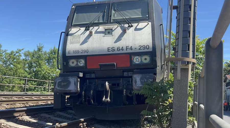 Zug nach Crash mit Bagger in Niederösterreich entgleist