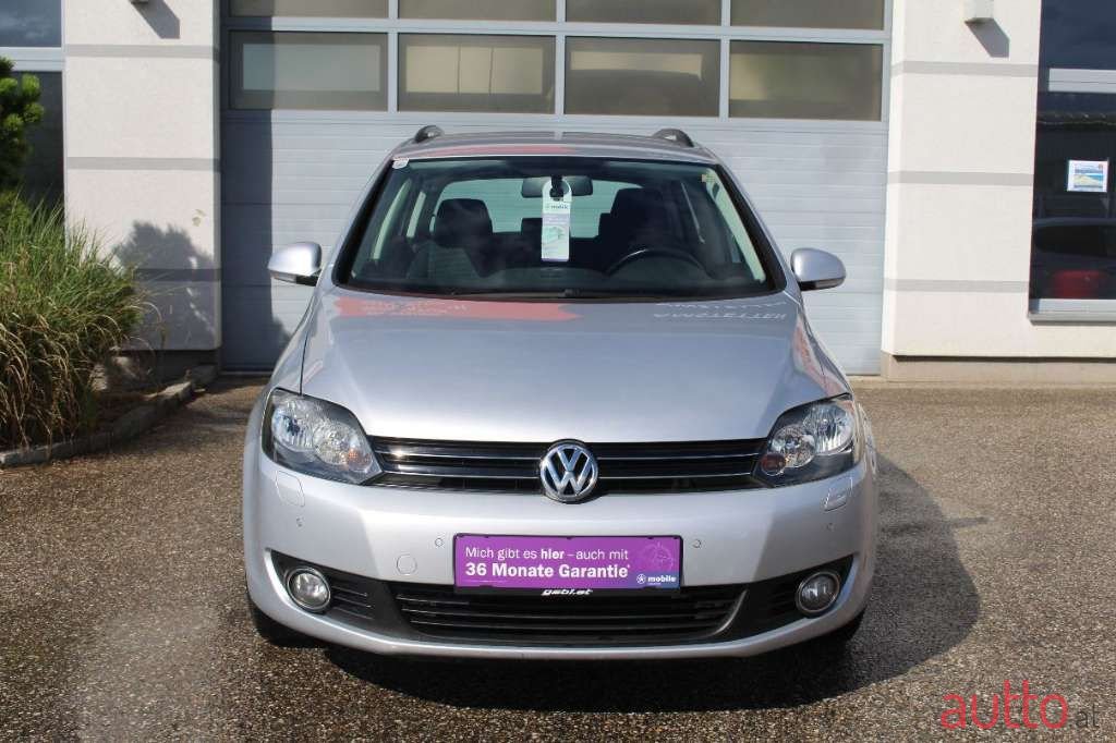 2011' Volkswagen Golf photo #2