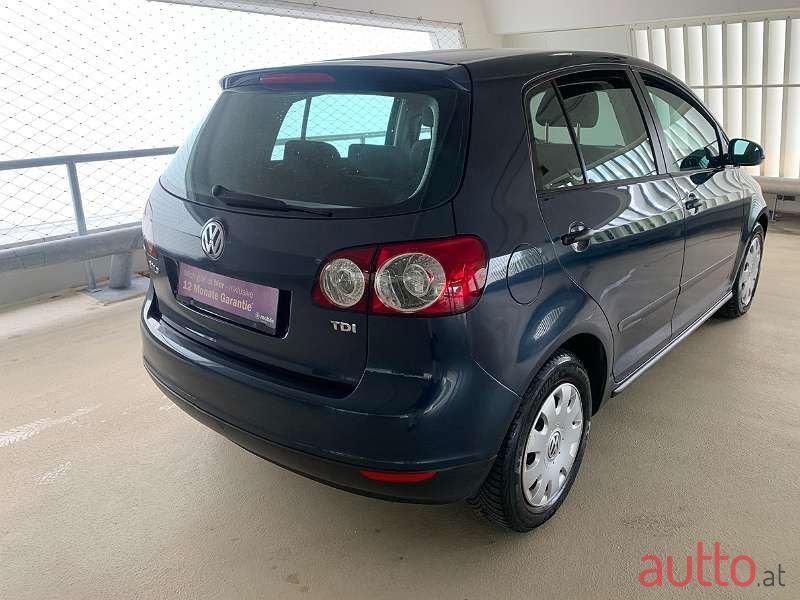 2005' Volkswagen Golf photo #3