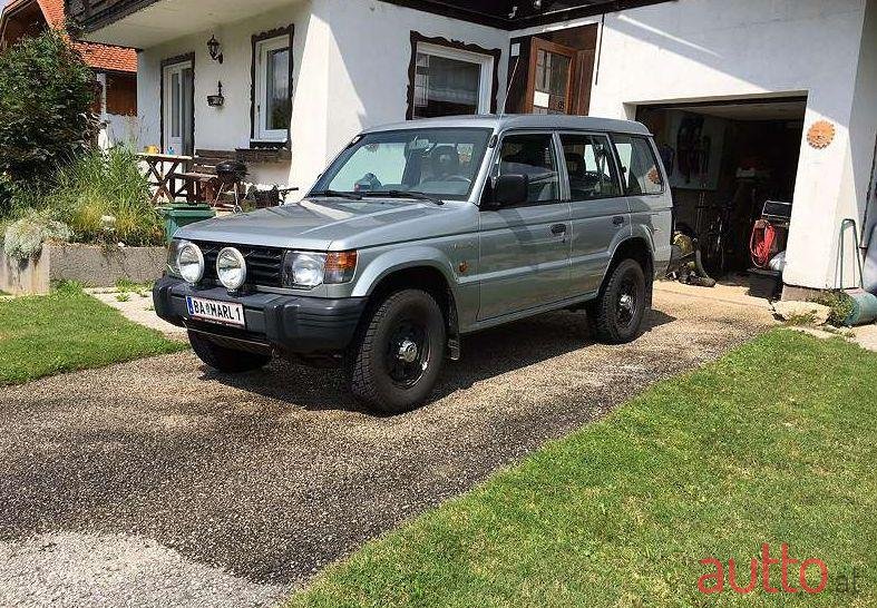 1996' Mitsubishi Pajero photo #1