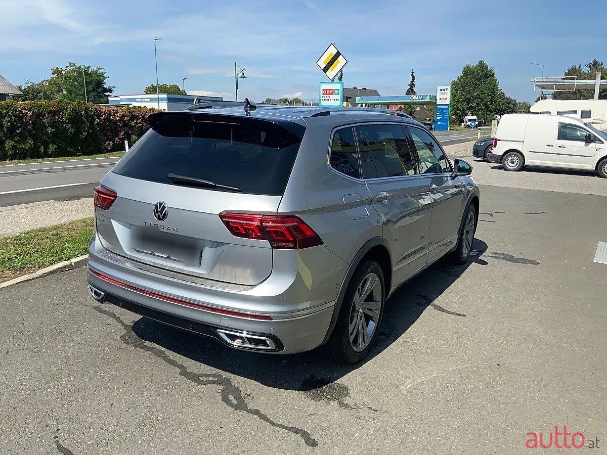 2022' Volkswagen Tiguan photo #5