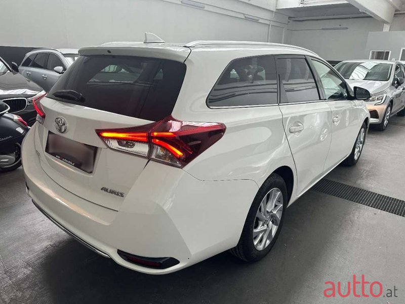 2017' Toyota Auris photo #4