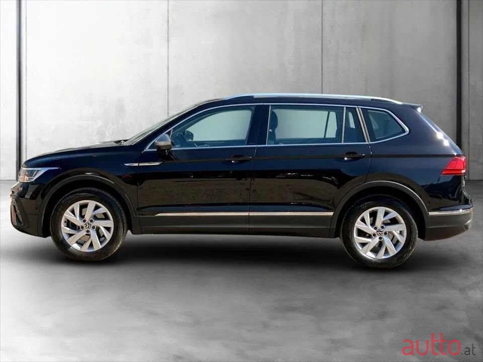 2023' Volkswagen Tiguan photo #3