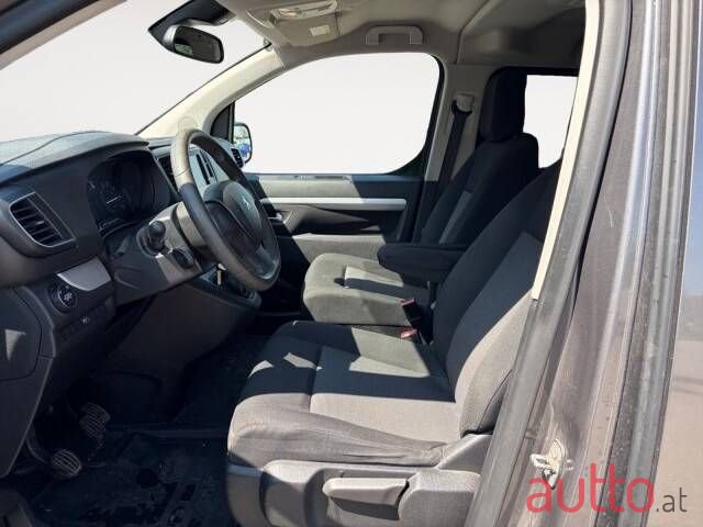 2018' Peugeot Traveller photo #5