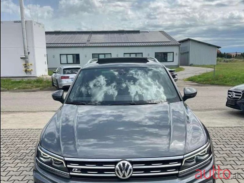 2018' Volkswagen Tiguan photo #2