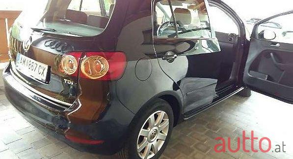 2009' Volkswagen Golf photo #2